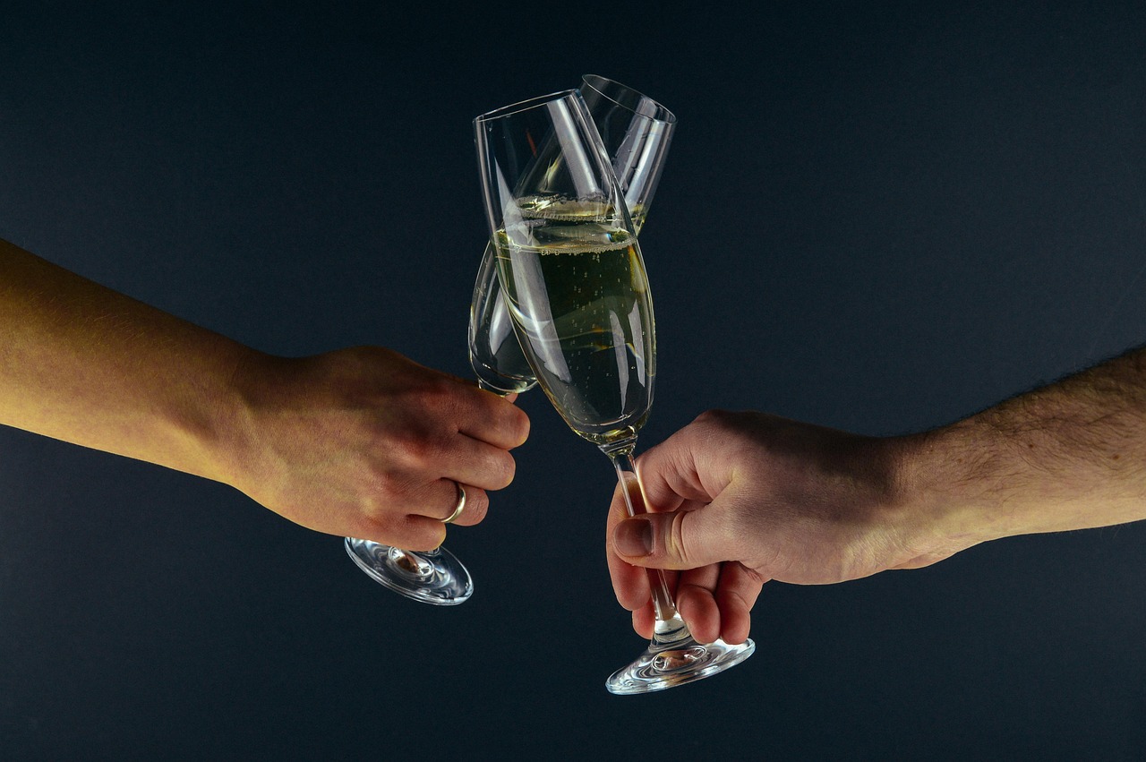 Champagne, party, new years eve — How can I determine the safety and security of a football betting site?