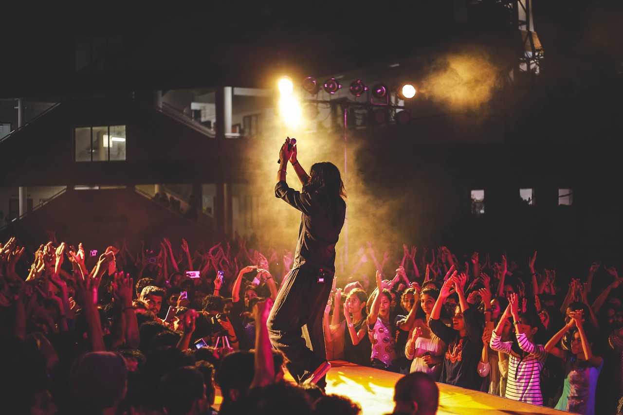 Artist, audience, band — Learn How to Maximize Your Loyalty Rewards Points