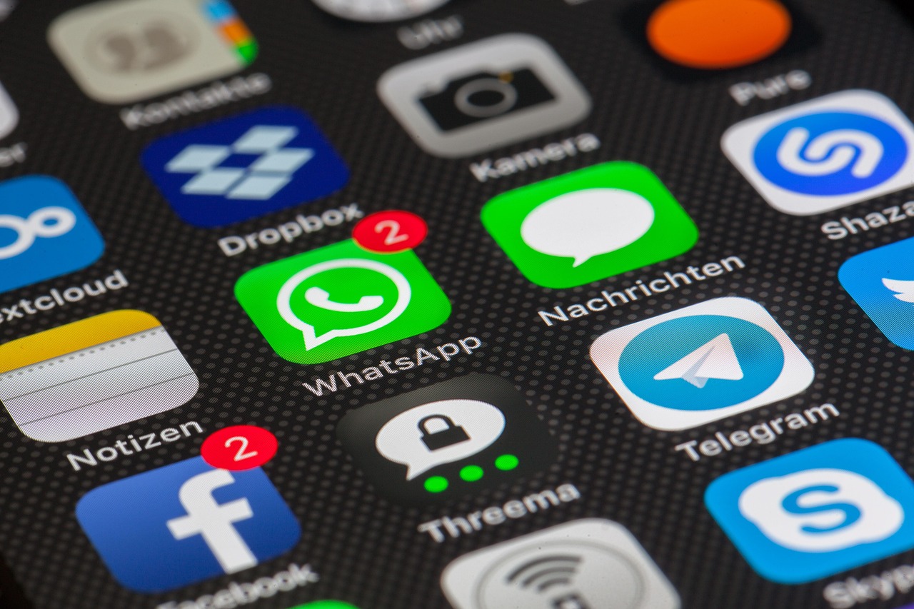 Internet, whatsapp, smartphone — Painel SMM do InstaBarato: Simples, Eficiente e com Monitoramento ao Vivo
