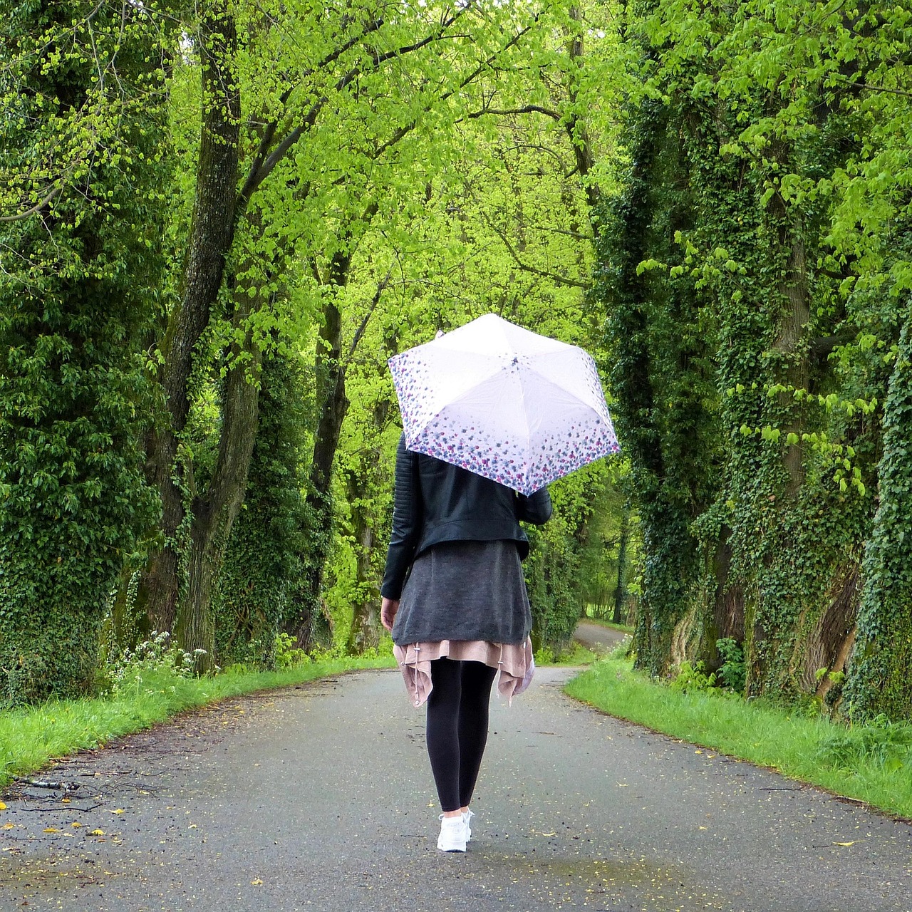 Young woman, girl, umbrella — Stay Warm and Cozy with a Stylish Cast Iron Radiator
